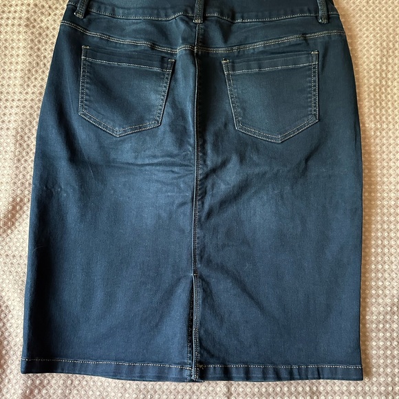 🥰Tribal denim skirt, 8, EUC, buttons up the front, pockets in the front and back - Picture 3 of 16